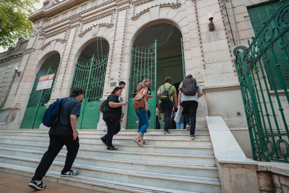 Estudiantes adultos suben las escaleras de la Isla del Ministerio de Educación, en el Centro Cívico de San Juan.